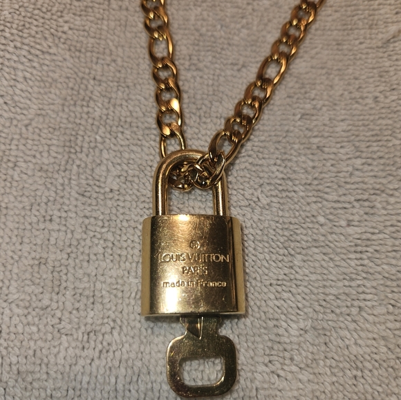AUTHENTIC LOUIS VUITTON NEW LOCK AND KEY, NUMBER 322. AND INCLUDE GOLD P. CHAIN - Picture 4 of 13